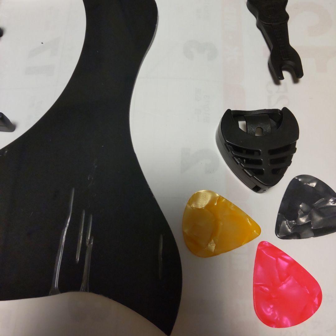 新品！ホワイトカッタウェイアコースティックギター、ソフトケース、付属品付