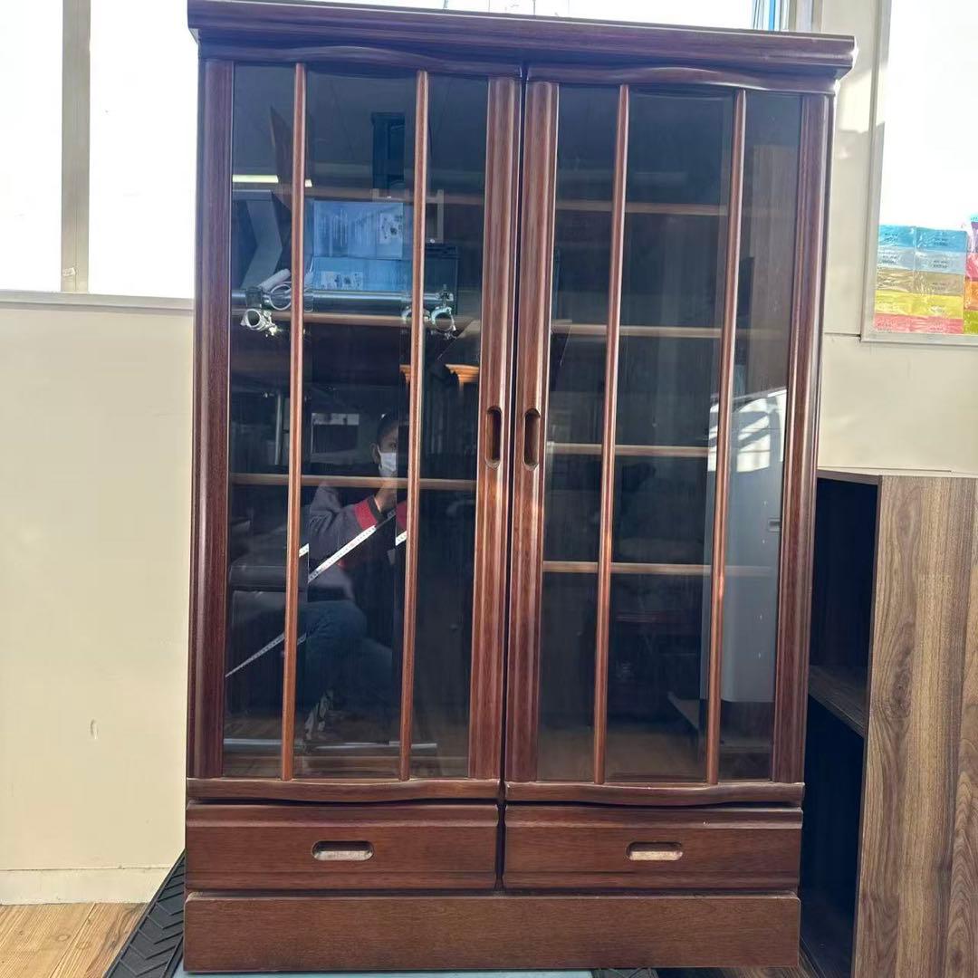 ダークブラウン 木製 キャビネット ガラス扉付き - メルカリ