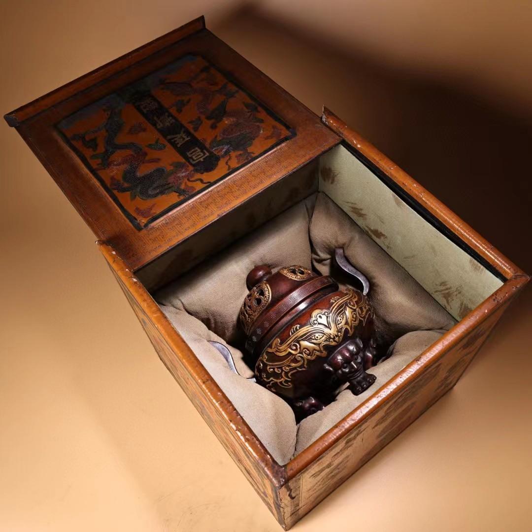 中国古美術・旧蔵鏨刻鎏金の獣面熏香炉・純赤銅细密彫・高浮彫・置物・茶道具・箱付き