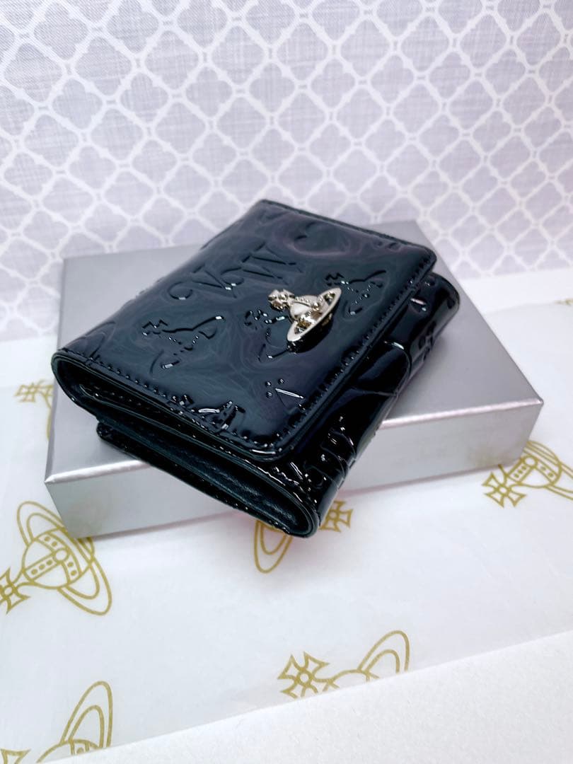 【内側に素敵な柄♡新作】Vivienne Westwood 折財布 黒 エナメル