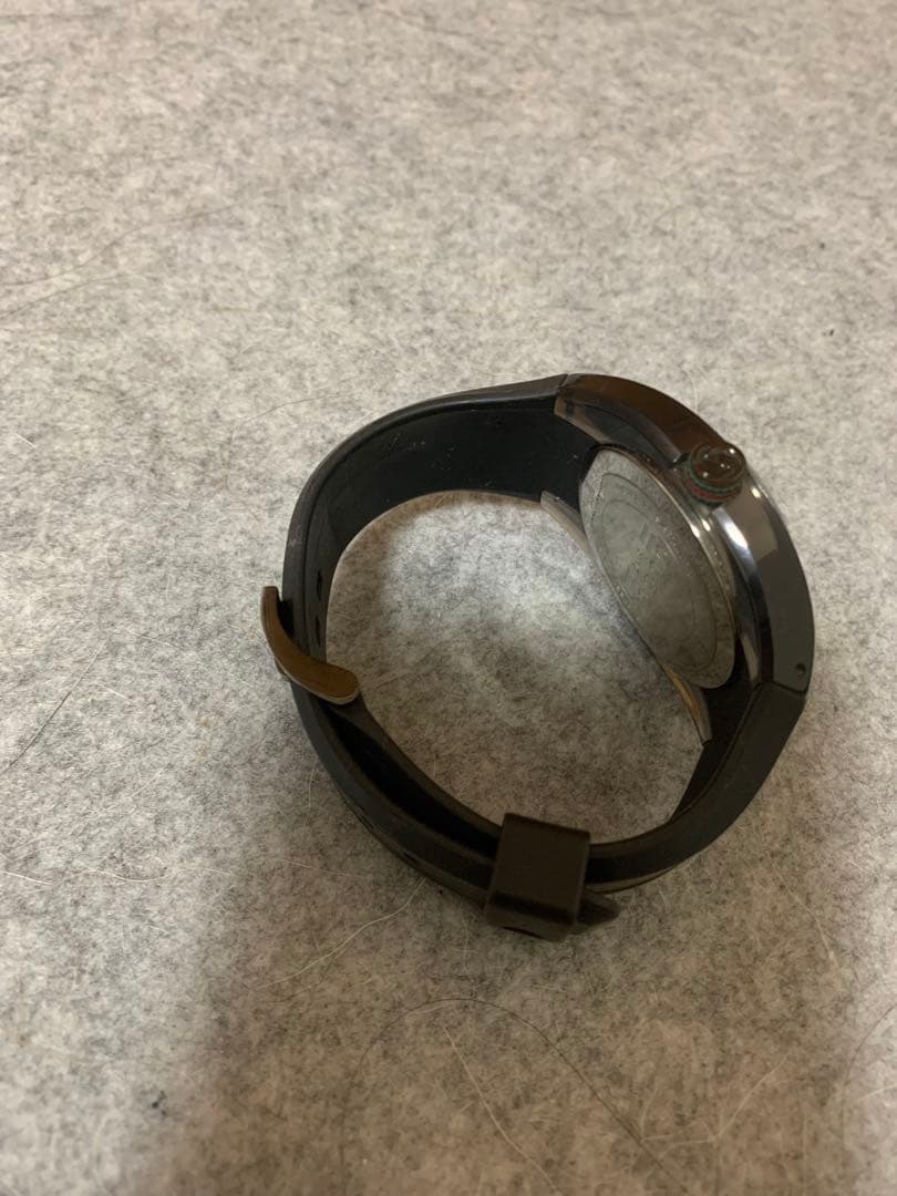 [極美品] GUCCI ブラックラバーベルト 時計　137.1