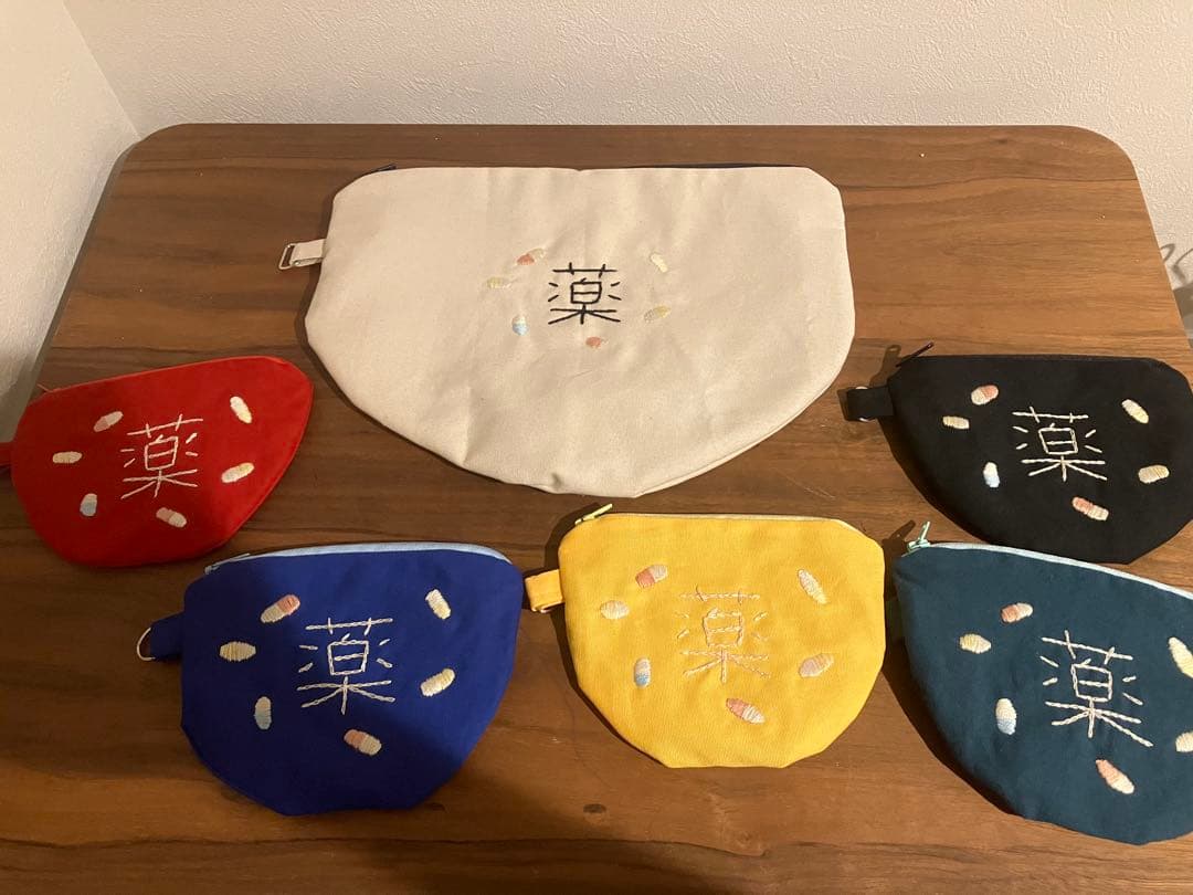 くちなし様　オーダー　お薬ポーチ　ハンドメイド　刺繍　両面　服薬管理　ファスナー