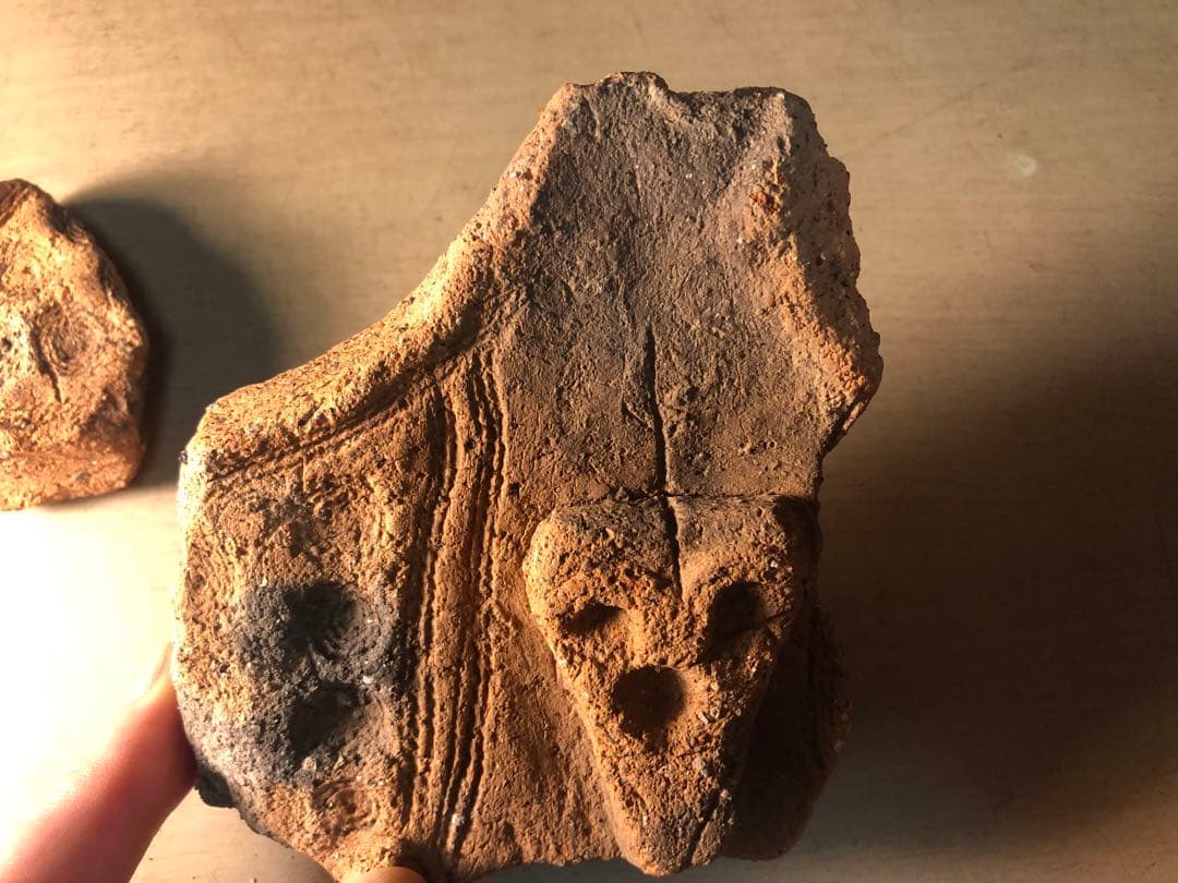 板状土偶の破片」です。 公式 ストア