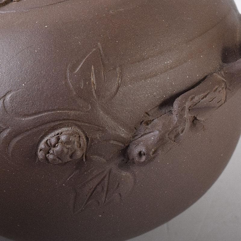 中国 紫砂 朱泥 栗鼠葡萄文 急須 茶壷 在銘 N 8162