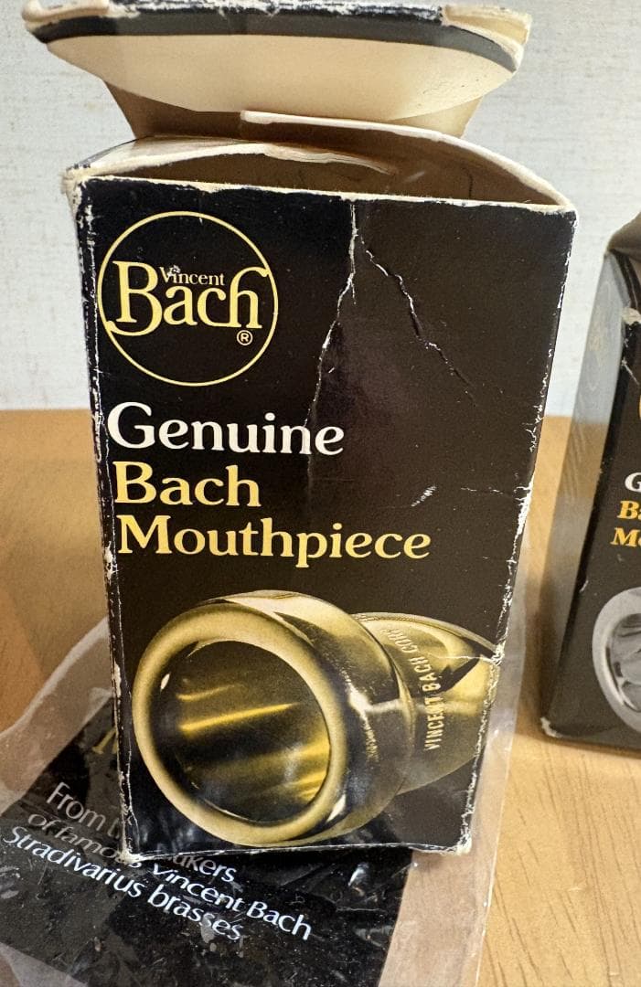 バックのチューバとユーフォニアムのマウスピース