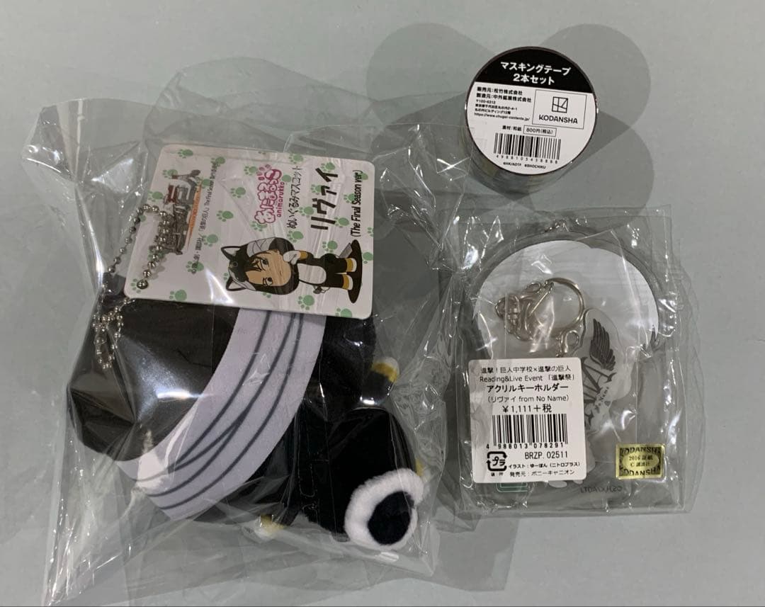 ☆進撃の巨人グッズ まとめ売り缶バッジ紙類キーホルダー他約250点