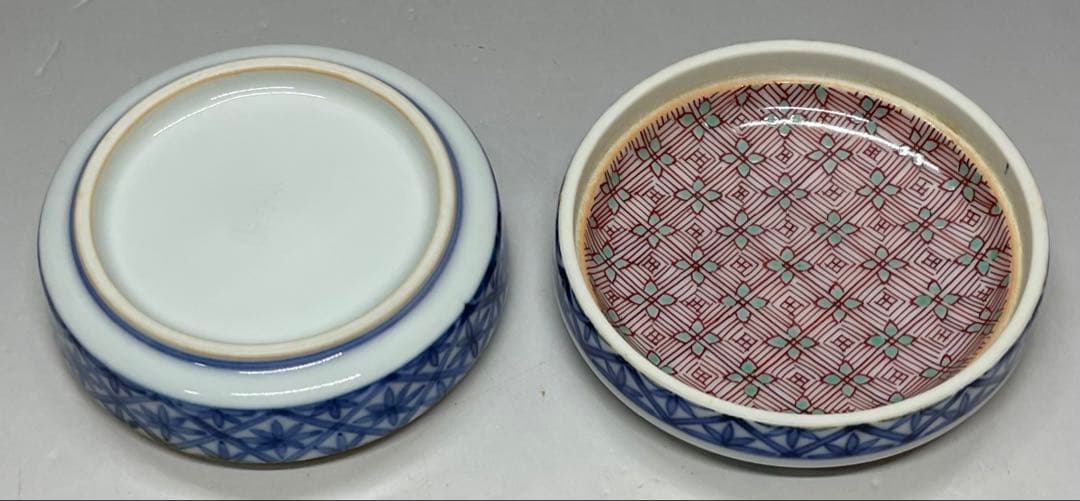 人間国宝 十三代 今泉今右衛門 色鍋島唐花文 香合 四方桟