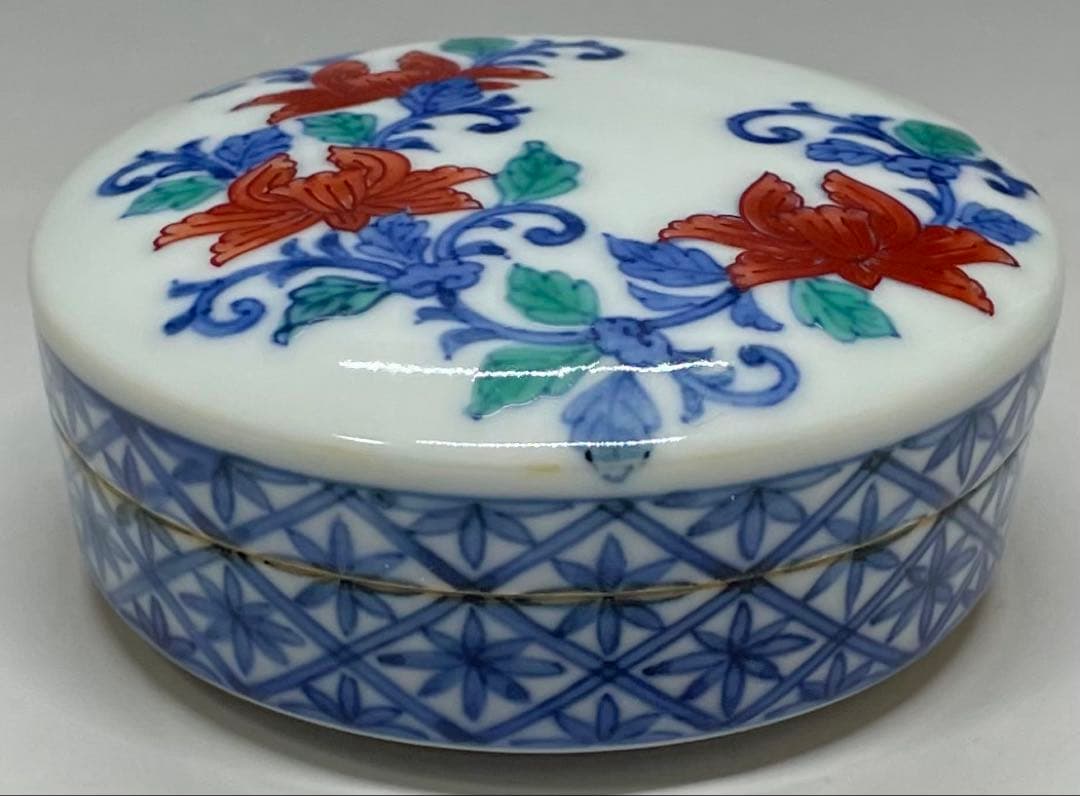 人間国宝 十三代 今泉今右衛門 色鍋島唐花文 香合 四方桟