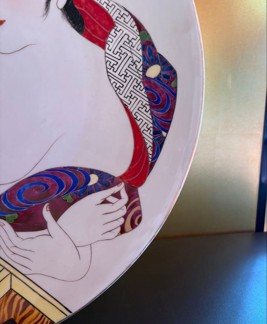 大皿　女性が描かれた大きな飾り皿