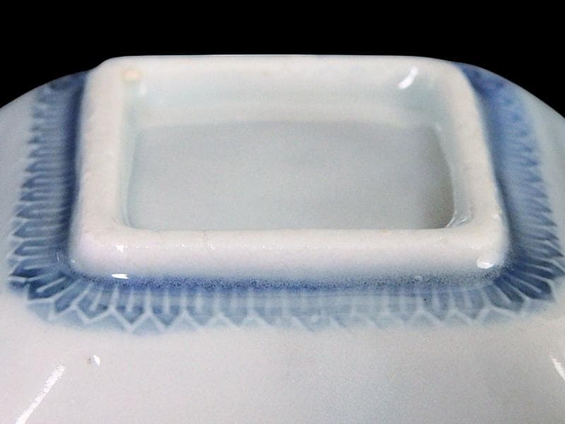 瀬戸　伊万里　染付　陽刻　波に花の図　四方角豆皿　E668AS-CUp