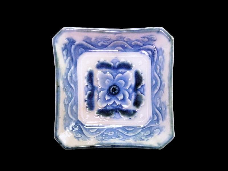 瀬戸　伊万里　染付　陽刻　波に花の図　四方角豆皿　E668AS-CUp