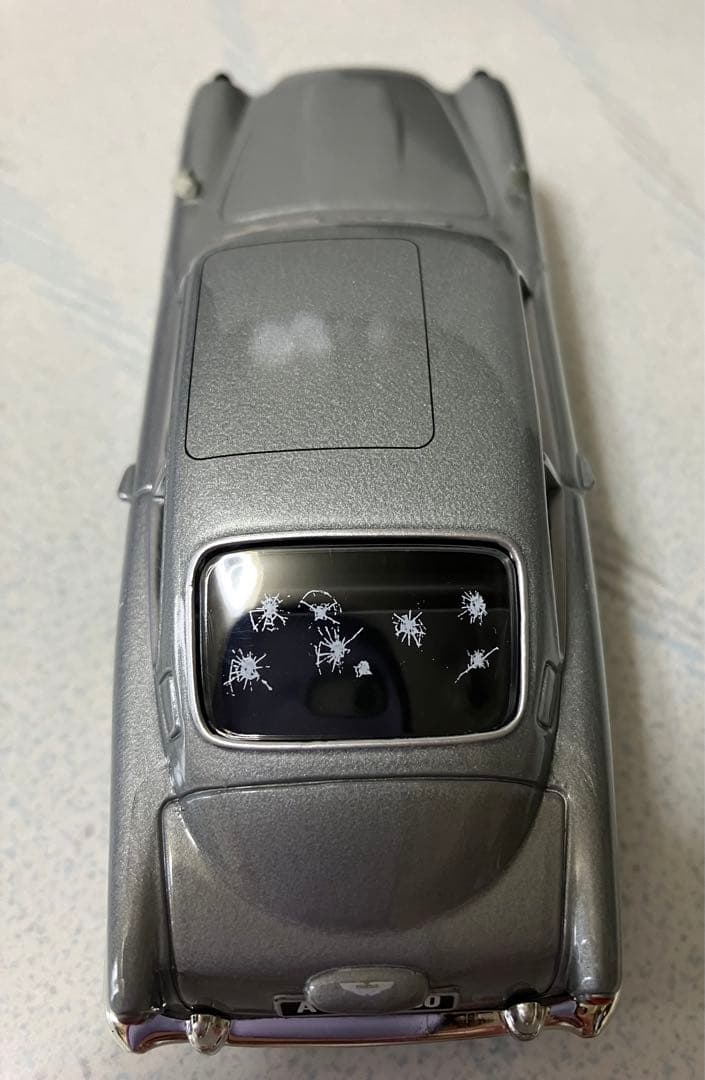 ジェームズボンド　アストンマーティン　DB5　モデルカー 　1/36