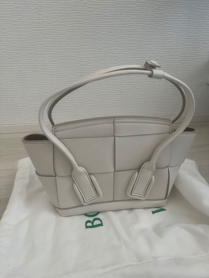 BOTTEGA VENETA MINI ARCO ホワイト ショルダーバッグ