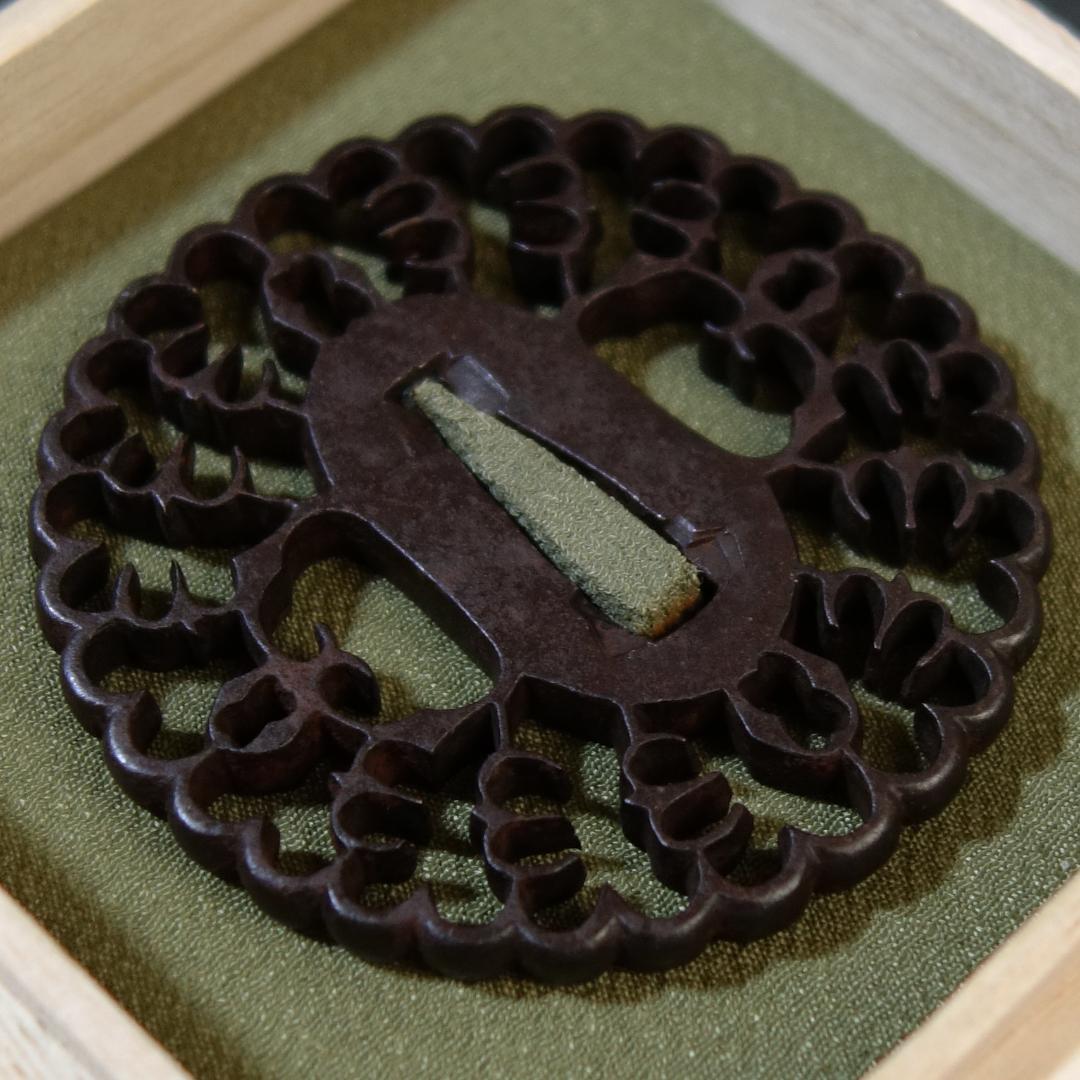 【 抱茗荷雁金透鍔 】鍔 鐔 鉄地 刀装具 日本刀 武具 骨董 アンティーク