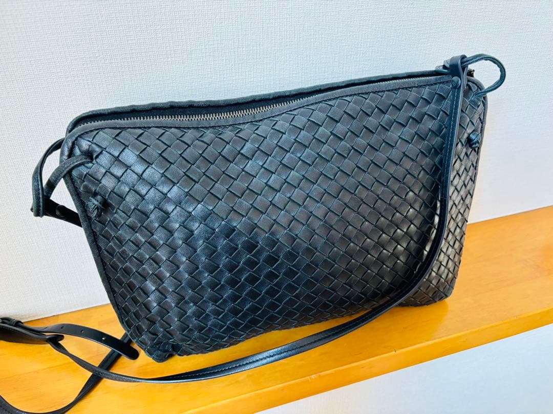 【かなり美品】ボッテガヴェネタ　イントレチャート黒ショルダーバッグ