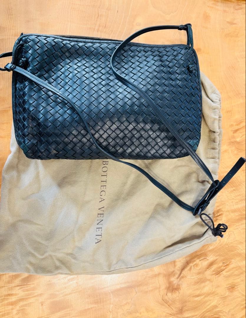 【かなり美品】ボッテガヴェネタ　イントレチャート黒ショルダーバッグ