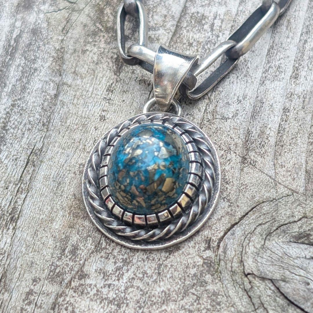 ハンドメイドのターコイズトップ　インディアンジュエリー風　　ネックレストップ ハンドメイドのターコイズトップ 大粒 インディアン ジュエリー風