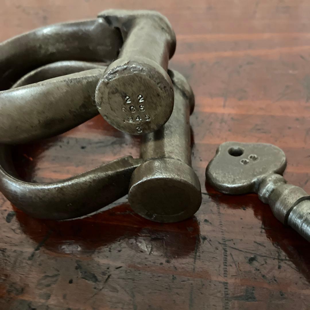 イギリス「HIATT」社のアンティーク鉄製ハンドカフ 鍵付き 鉄製