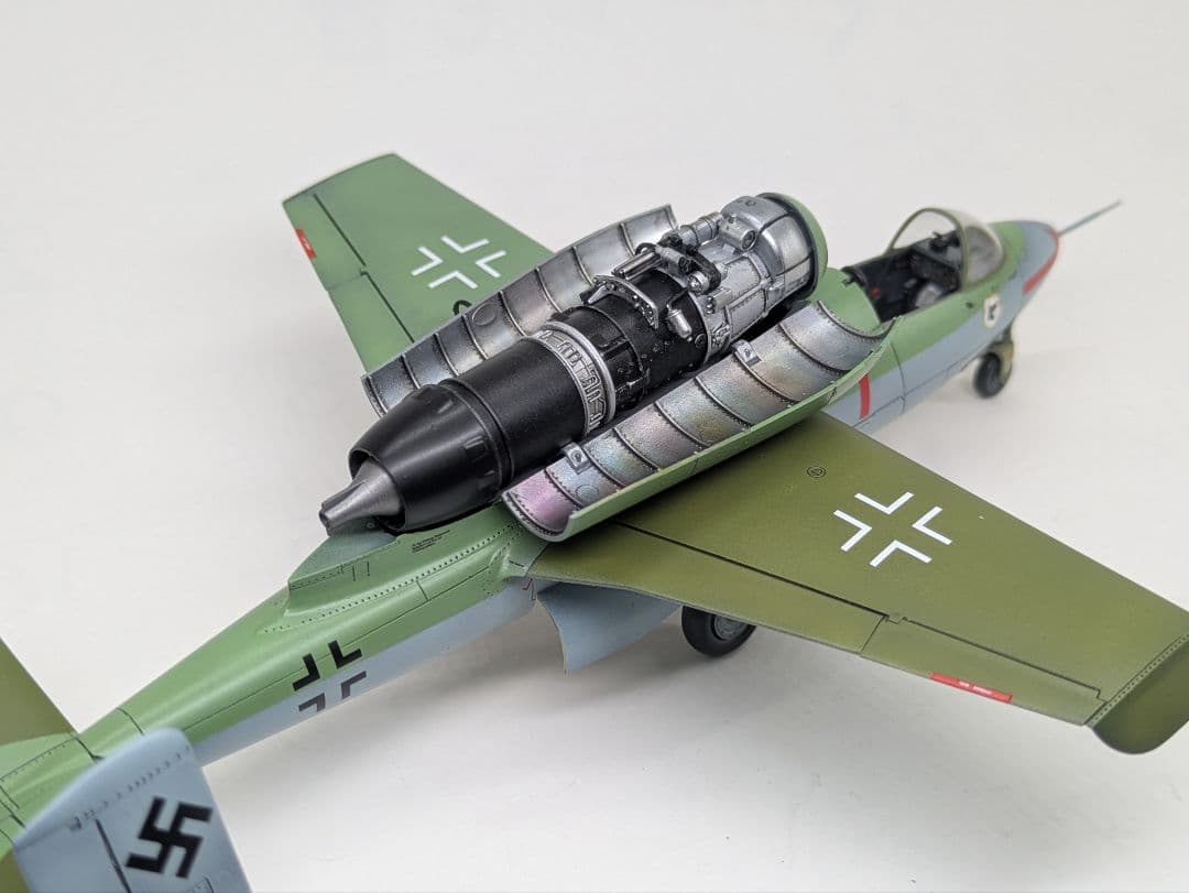 1/48ドイツ空軍戦闘機　ハインケルHe162 A-2 “サラマンダー“ 完成品
