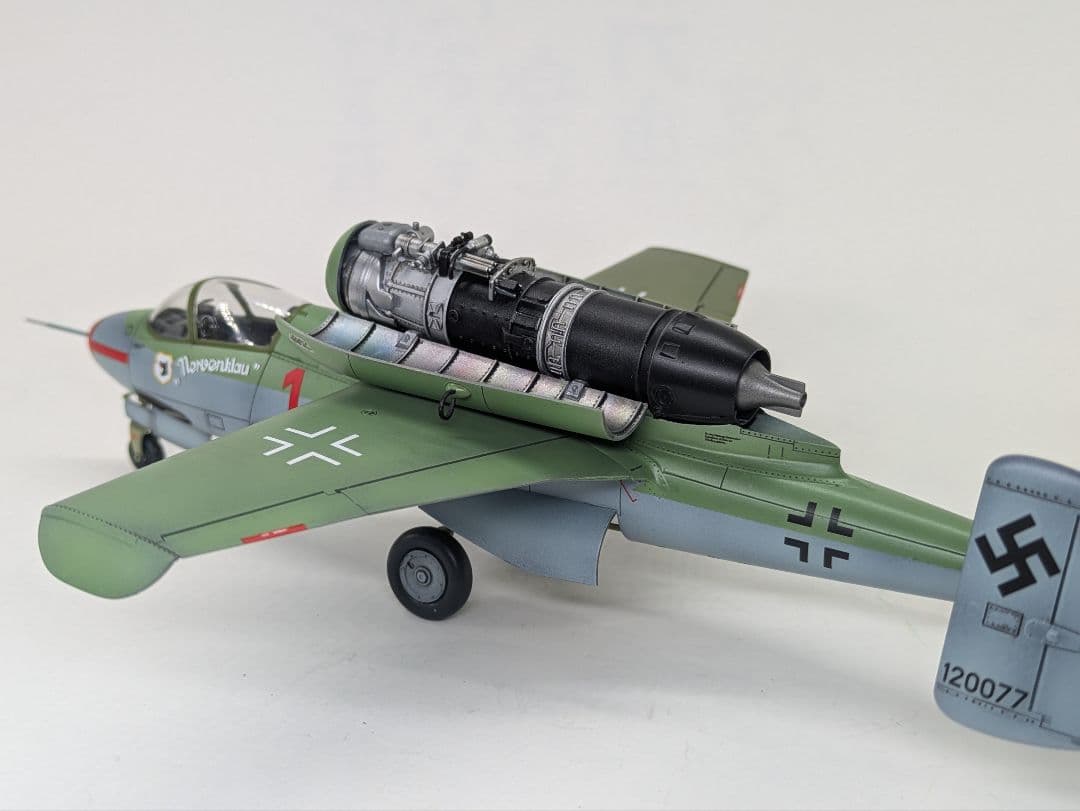 1/48ドイツ空軍戦闘機　ハインケルHe162 A-2 “サラマンダー“ 完成品