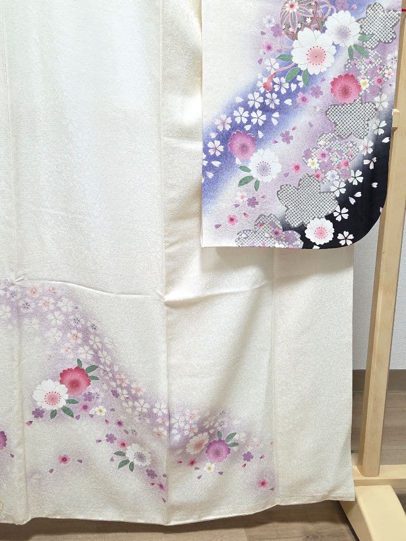 B5◇着物くつろぎ かわいい花模様 金駒刺繍 金彩 白 袷 正絹 成人式