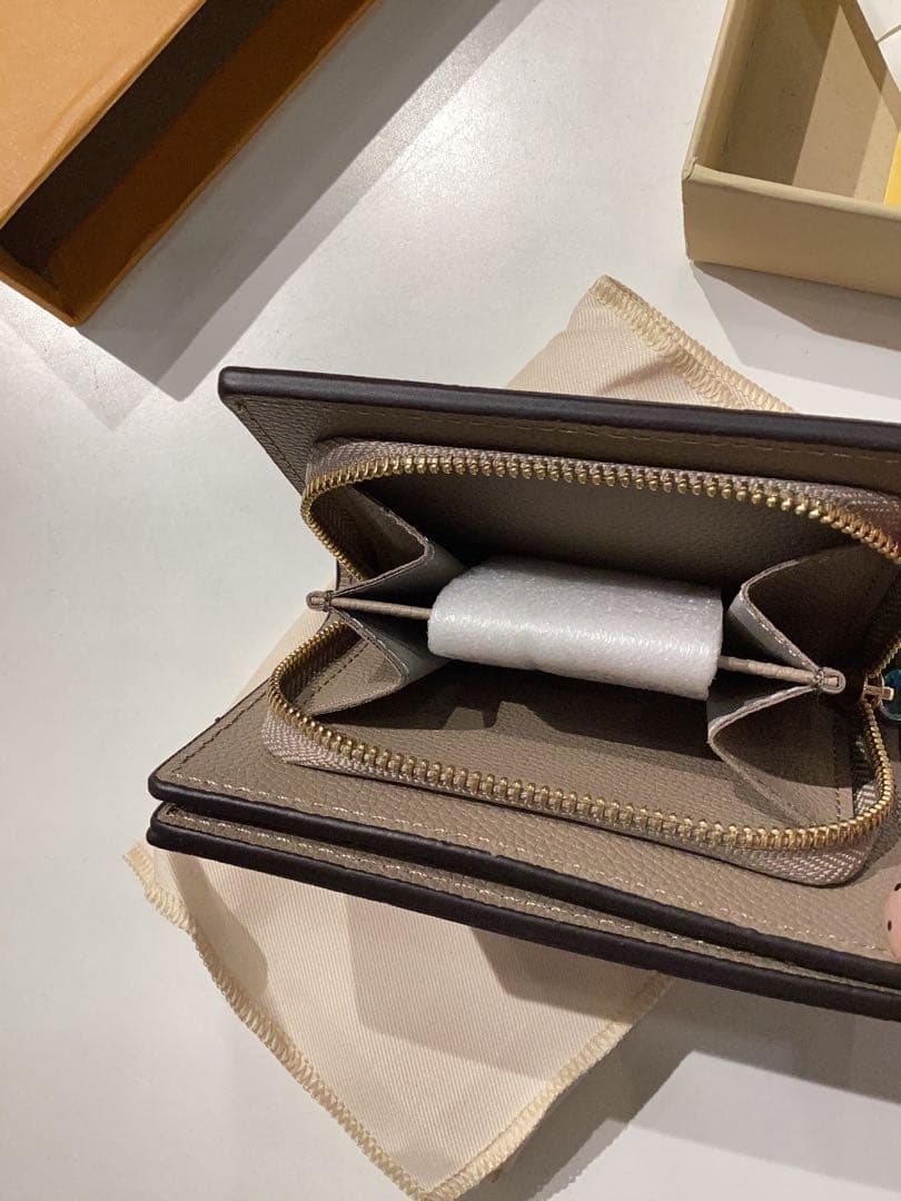 ルイヴィトン　ベージュ 二つ折り財布　ノベルティ