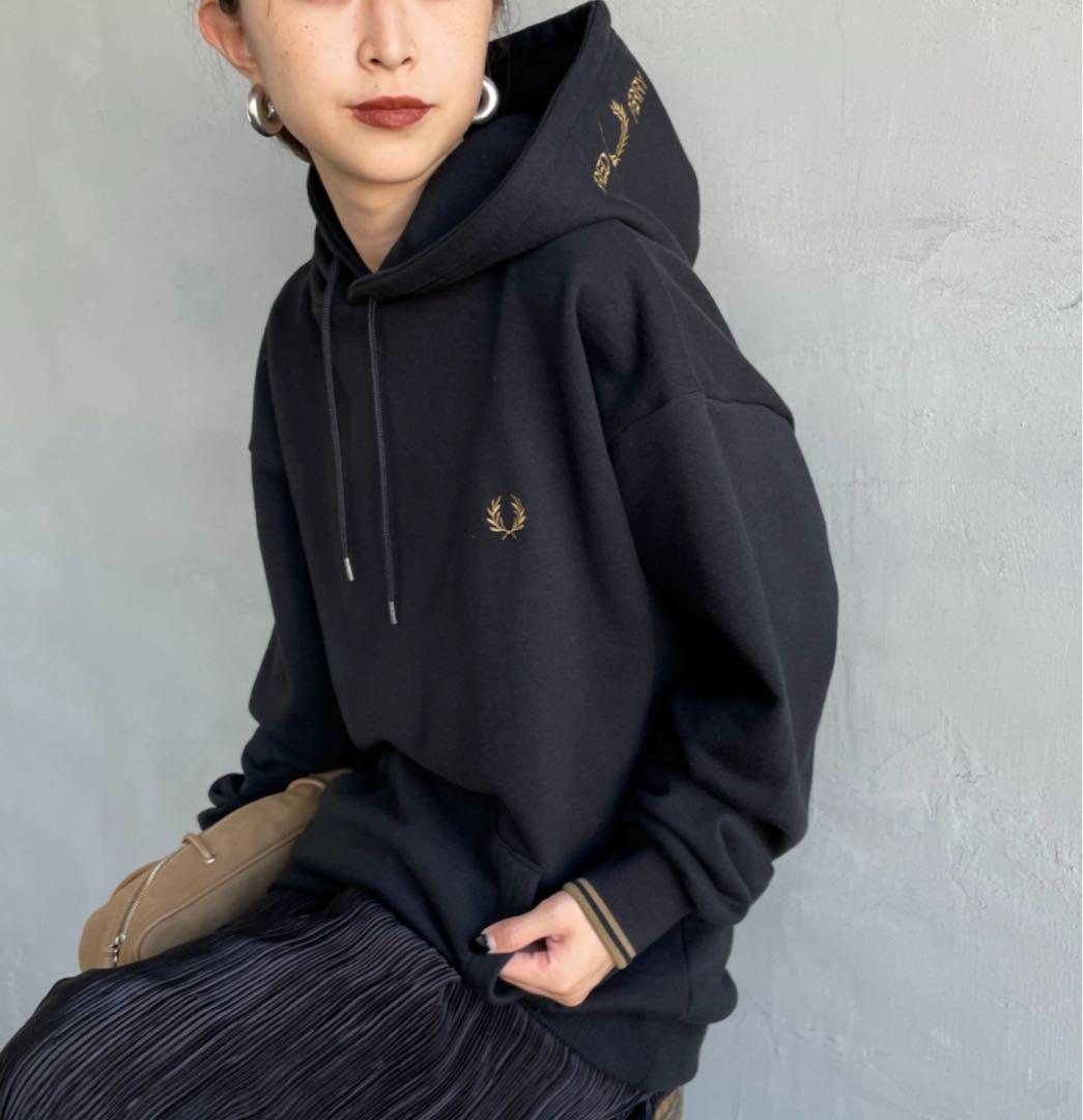 FRED PERRY 別注 フードロゴ刺繍スウェットパーカー
