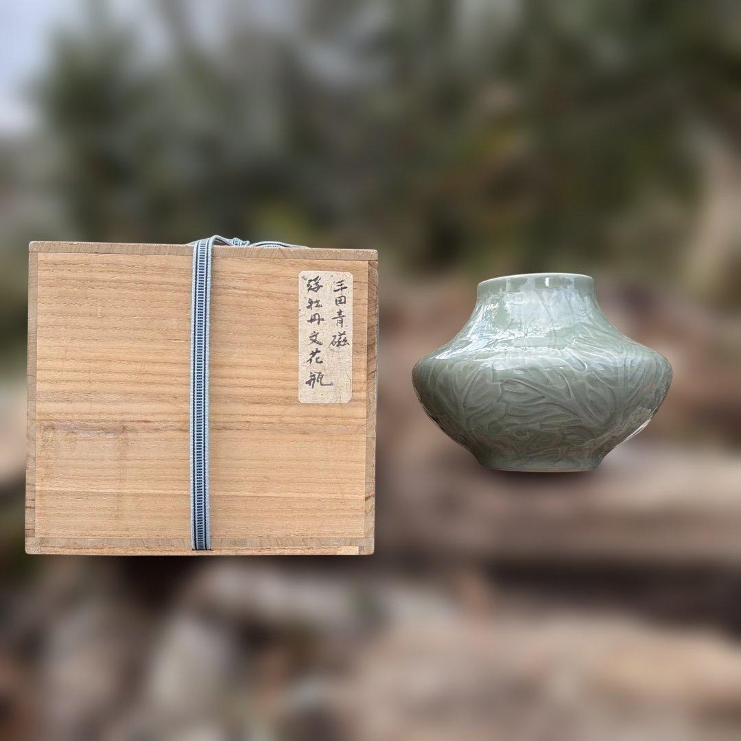 三田青磁 浮牡丹文様花瓶 陽刻 【共箱】 - メルカリ