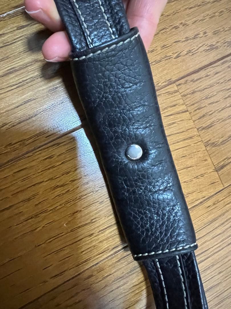 黒いレザーショルダーバッグ