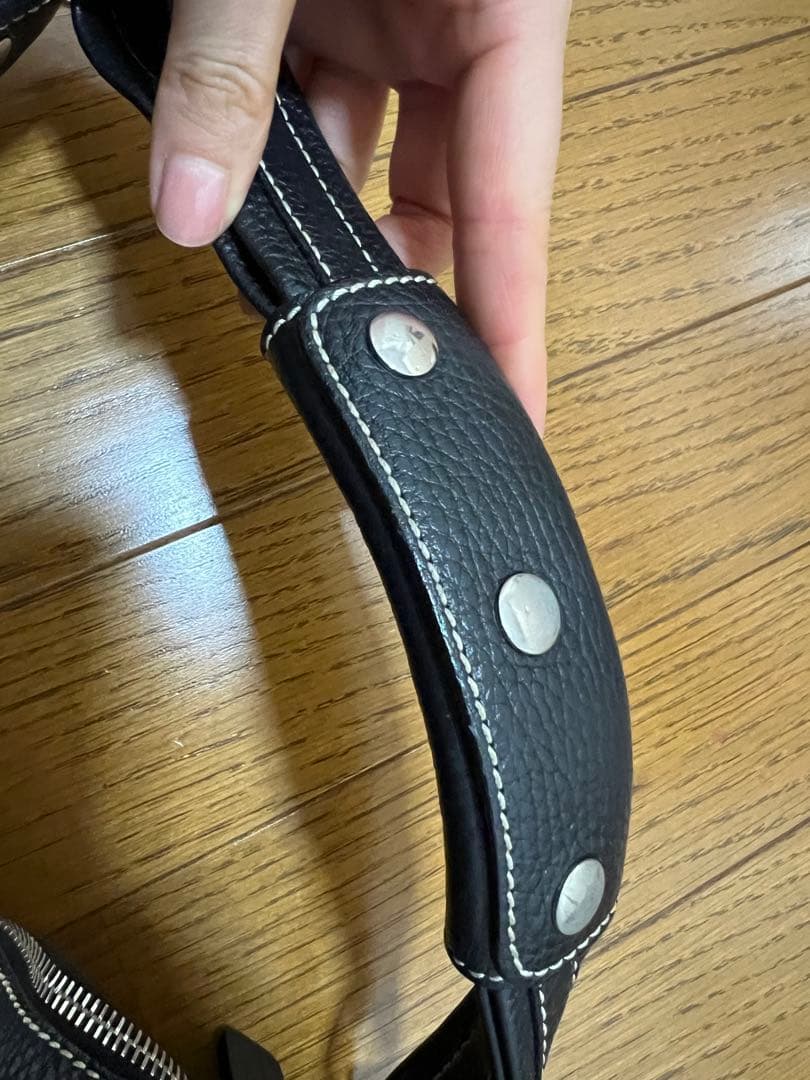 黒いレザーショルダーバッグ