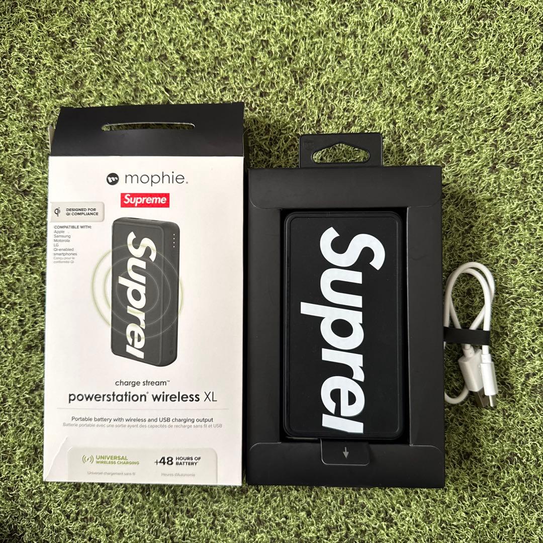 Supreme®/mophie® powerstation wireless - メルカリ