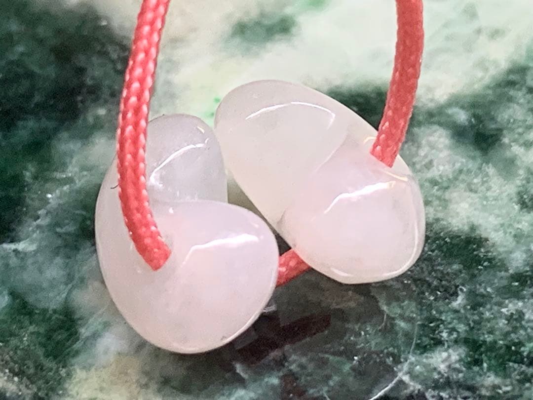 ✳ピカピカの綺麗な勾玉 極上の透明感 糸魚川翡翠ミニ勾玉2個