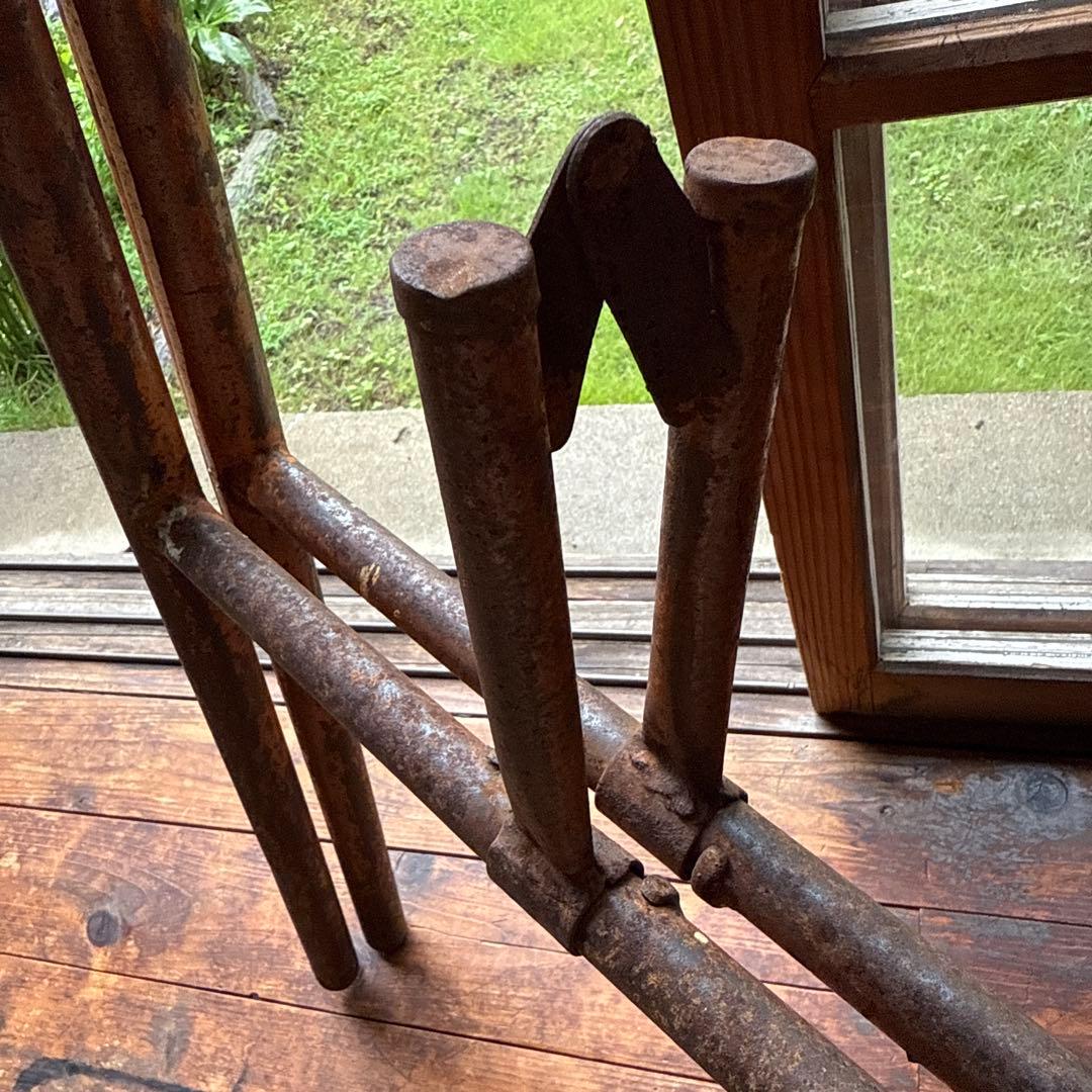 古道具錆た古い脚立ビンテージ古びた鉄製作業足場昭和レトロオブジェ