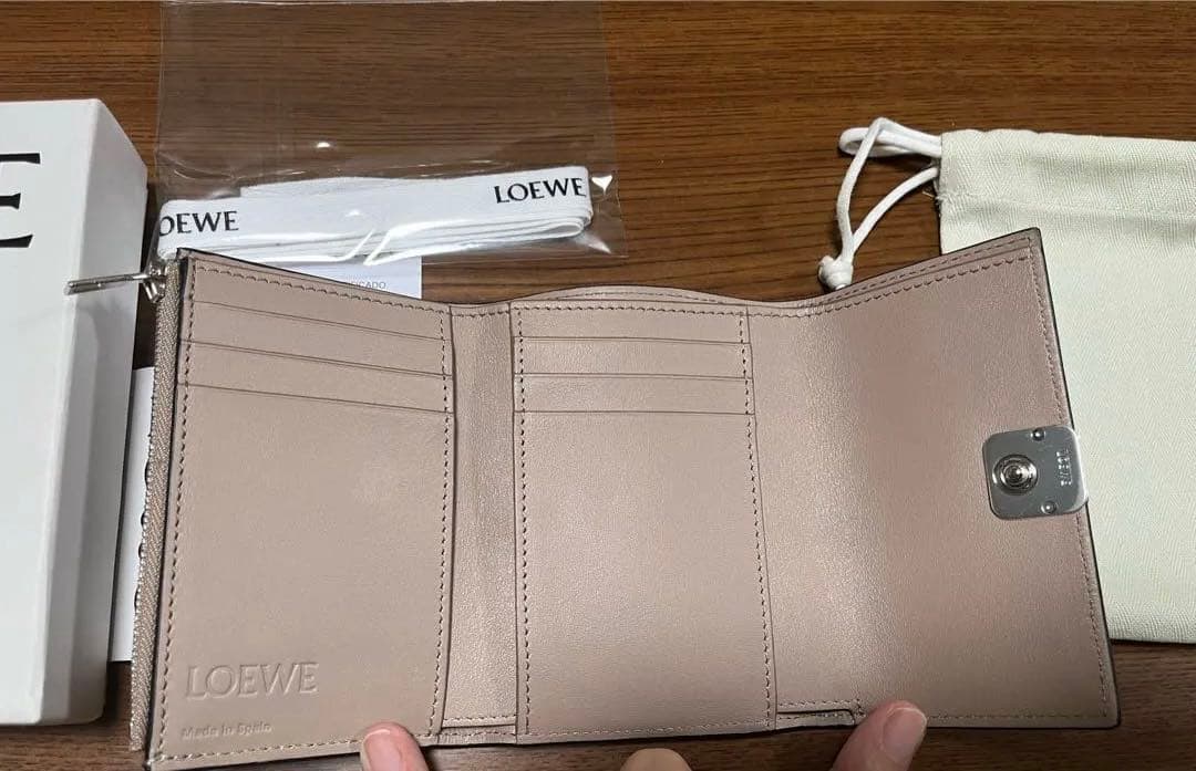 美品 ロエベLOEWEアナグラム バーティカルウォレット　サンド 三つ折り財布