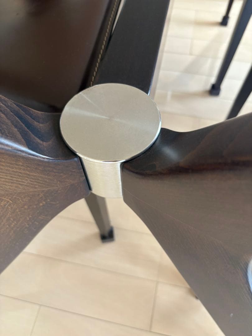 カリガリス　トーキョー　ガラス天板　ダイニングテーブル