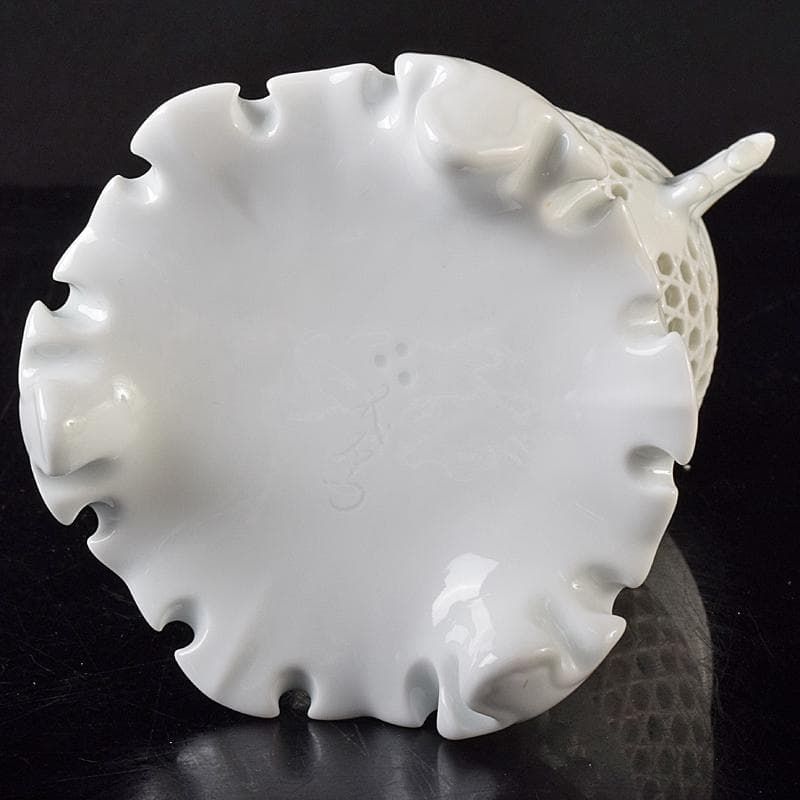 平戸焼　十五代中里茂右衛門造　白磁　菊花座篭目透彫香炉　共箱　V　R8449