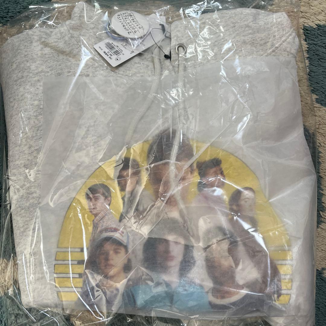 【STRANGER THINGS】コラボ 缶バッジ付きパーカー Mサイズ