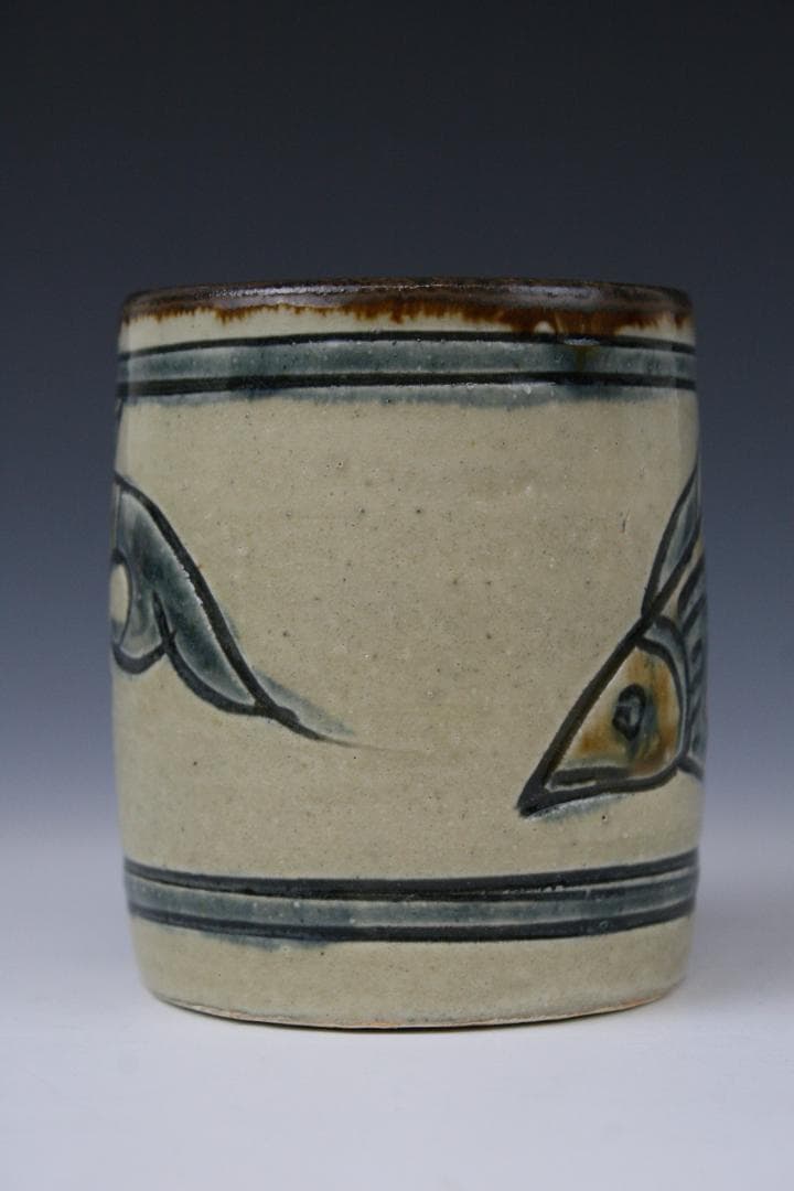 壺屋焼 人間国宝 金城次郎 作　魚文コップ