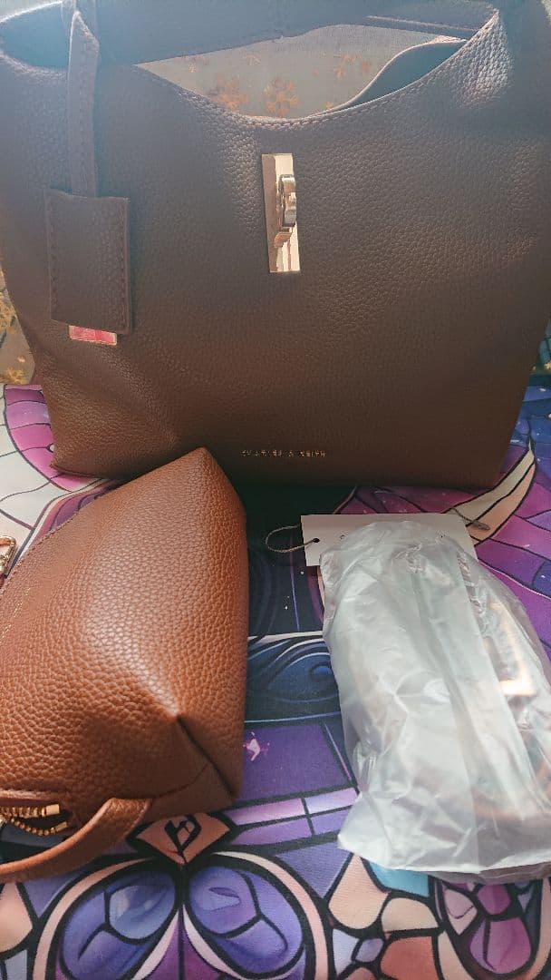 CHARLES & KEITH メタリックアクセントバケットバッグ チョコレート