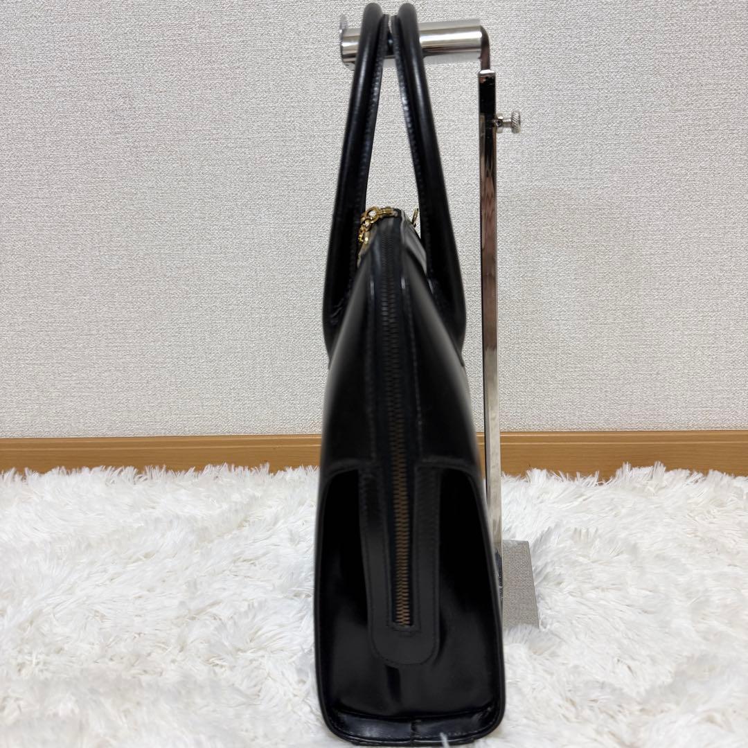 フェラガモ ダブルガンチーニ　ハンドバッグ　ゴールド金具　フォーマル　レザー