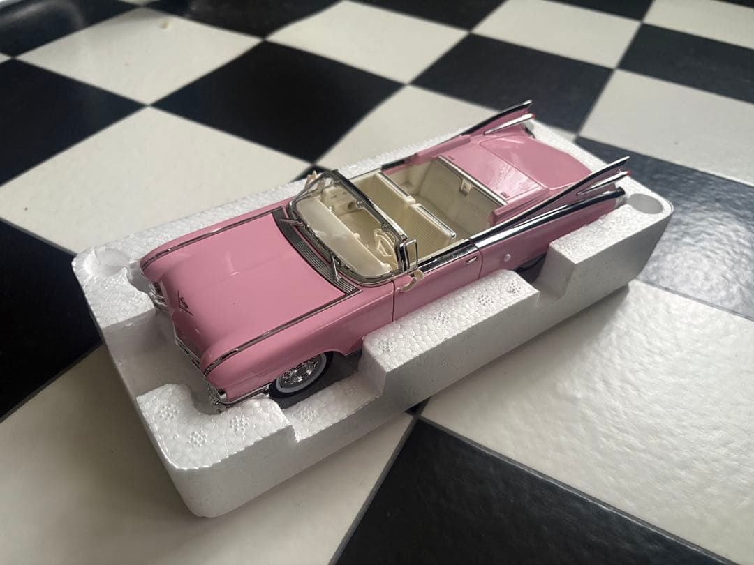 ピンク キャデラック エルドラド 1/24 新品 箱付き