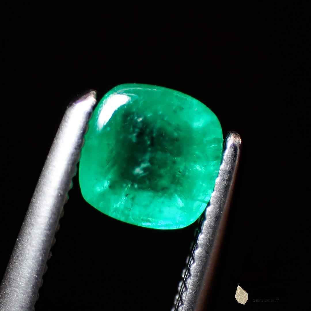 天然エメラルド0.47ct【コロンビア】★シュガーローフカット★