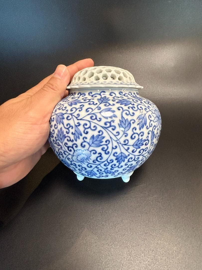 有田焼 深川製磁 「染付唐草文様三つ足香炉」 透かし彫り