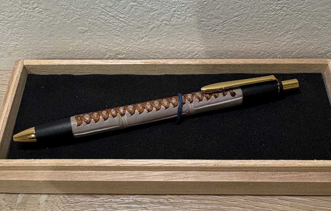 シックザール革軸ペン　クロコダイルストーングレー　おまけ付き