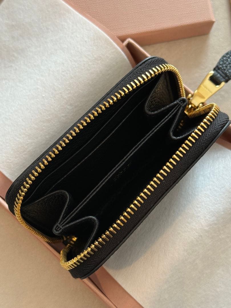 【美品】miu miu 黒 レザー ケース