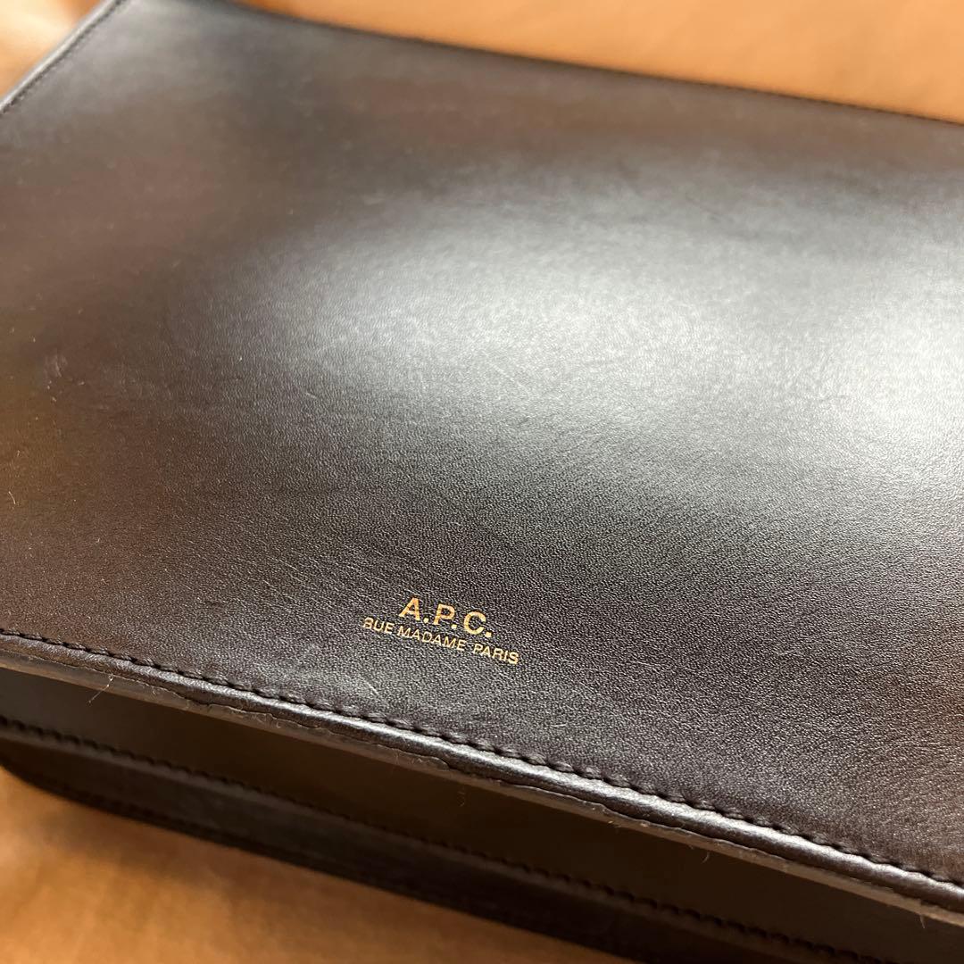 A.P.C. ブラック ショルダーバッグ