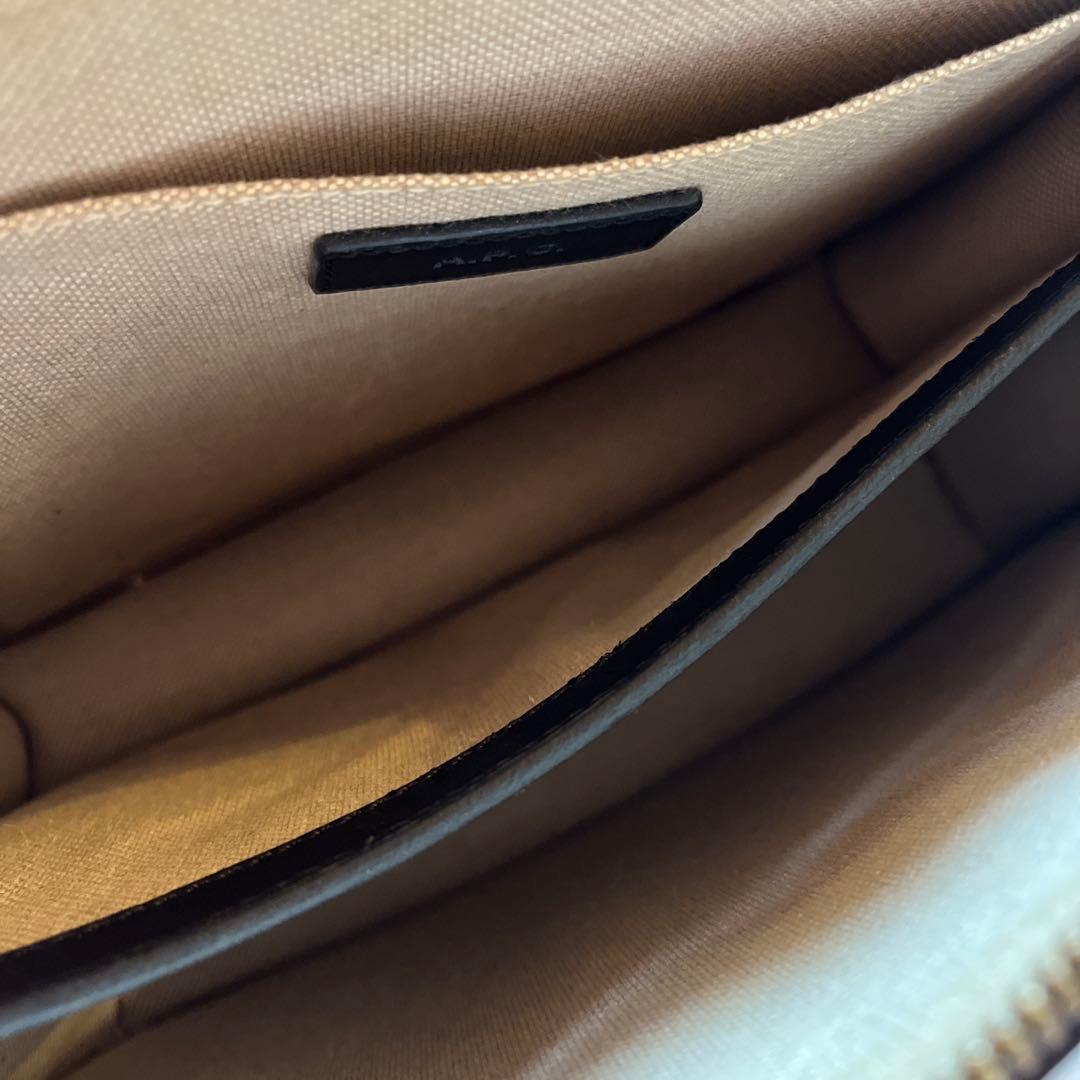 A.P.C. ブラック ショルダーバッグ