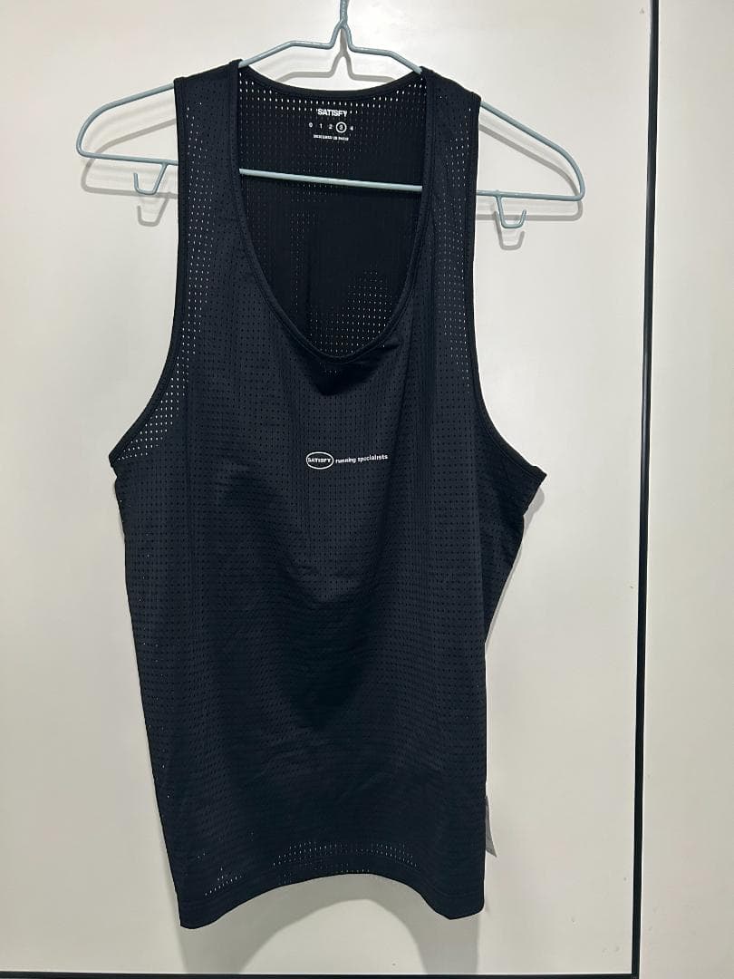 SATISFY ブラック タンクトップ ノースリーブ Satisfy running