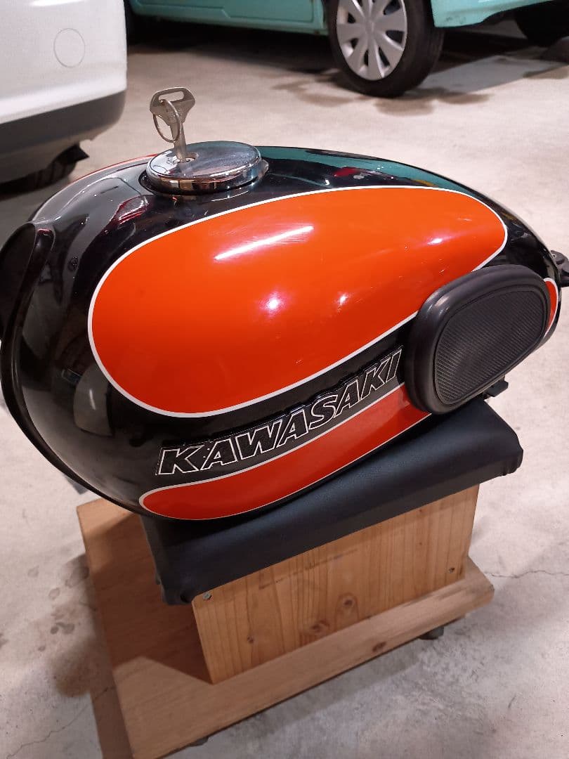 カワサキ　W650 タンク　W1カラー　キャブ車 カワサキ W650 タンク W1カラー キャブ車 kawasaki W650のタンクにW1