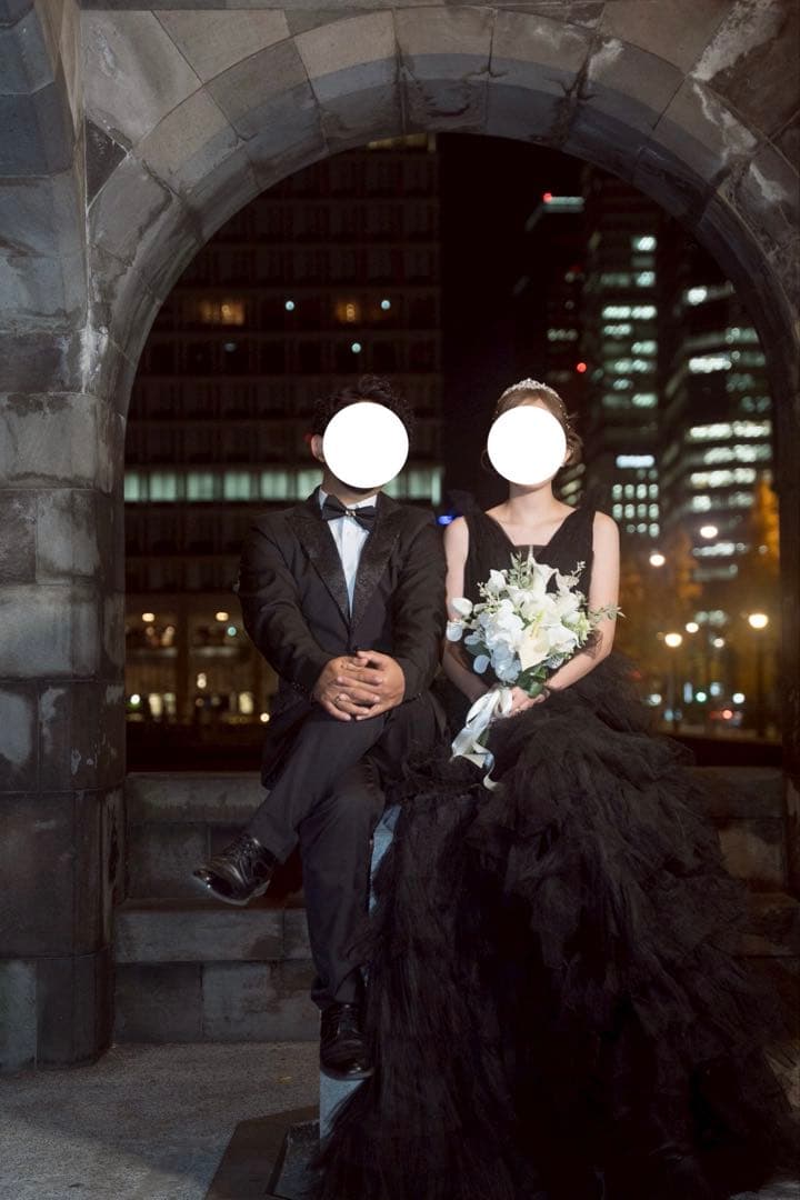 黒いフリル付きロングドレス